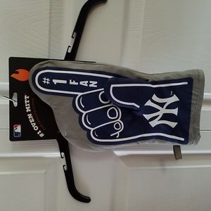 NY YANKEES MLB #1 Oven Mitt. NEW NWT. Officially licensed. Baseball Fan club